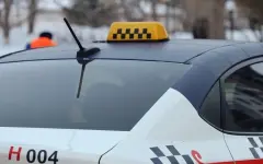 Казахстанская блогерша высмеяла слабослышащего таксиста на глазах у ребенка