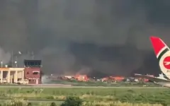 Мощный пожар вспыхнул в аэропорту Дакки