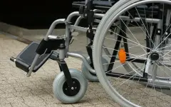 В Астане рухнул подъёмник в суде: женщина с инвалидностью выпала из коляски