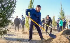 Аким Астаны с лопатой в руках покоряет соцсети