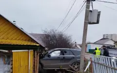 Пьяный водитель Мерседеса проломил стену жилого дома