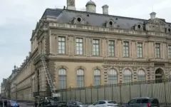 Лувр могли ограбить иностранцы - МВД Франции