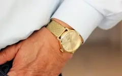 Французский депутат хотел перед съемками незаметно снять Rolex, но не получилось