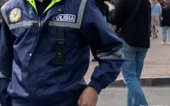 В Алматы автобус врезался в остановку: два человека пострадали