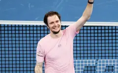 Бублик не пожал руку сопернику после успеха на старте парижского Мастерса