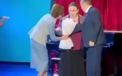 Меруерт Утекешева забыла взять цветы от Балаевой — видео обсуждают казахстанцы