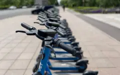 Ввести жесткие правила для самокатчиков требуют жители Шымкента