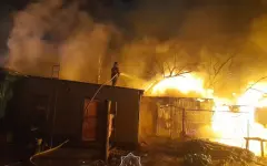 Крупный пожар в Семее: из-за плотной застройки три дома сгорели за минуты