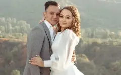 Невестка Рымбаевой спустя годы повторила старое фото с родственниками