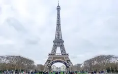 Таинственный посетитель втайне от охраны провел ночь на Эйфелевой башне и вызвал переполох