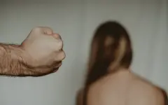 Муж жестоко избил жену и побрил ее налысо