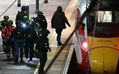 Двое напали с ножом на пассажиров поезда в Британии