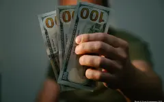 Доллар пошел вниз: тенге показал лучший результат за три года