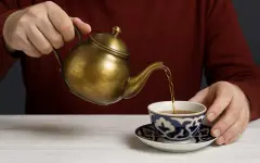 Мужчины Севера Казахстана покорили соцсети: убирают со стола, нянчат детей