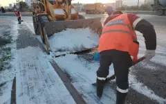 Более 2700 рабочих чистят улицы столицы