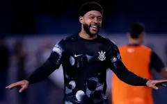 Голландской звезде футбола поставили условие – сменить люкс-отель на дом