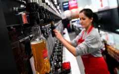 Чем опасен алкоголь в пластиковых бутылках — эксперты