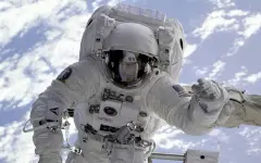 Китайские астронавты застряли в космосе после того, как в них врезался загадочный объект