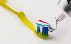 Какую ошибку часто допускают люди при чистке зубов