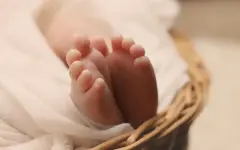 В Великобритании ребенок лишился руки в утробе матери