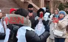 Матери погибших и пострадавших солдат вышли на митинг в Астане