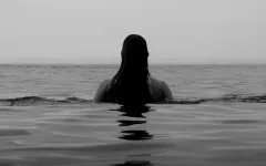 Туристов насмерть смыло гигантской волной на популярном острове