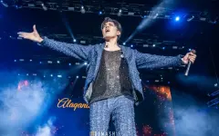 Фанаты Димаша Кудайбергена растрогали певца флешмобом в Барселоне