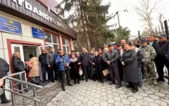 «Подожгу себя прямо здесь»: супруга Хасана Касымбаева угрожает суду