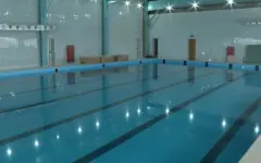 В Макинске завершают строительство плавательного бассейна