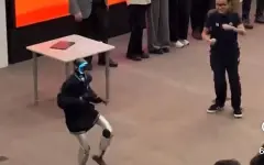 Робот станцевал под Кайрата Нуртаса и взорвал казнет