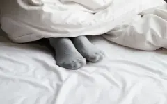 Привычка спать в носках может создать проблемы со здоровьем – врачи
