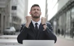 Названы знаки зодиака, которые получат повышение в декабре