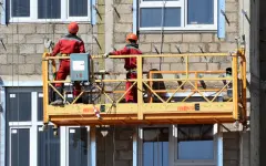 Двое рабочих сорвались с высоты на стройке в Петропавловске