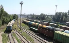 На юге Казахстана несколько тысяч груженых вагонов застряли на границе с Узбекистаном