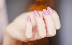 Врач предупредила об опасности маникюра для репродуктивного здоровья