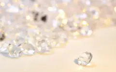 Пассажир пытался провезти более 11 тысяч алмазов в аэропорту Франкфурта-на-Майне