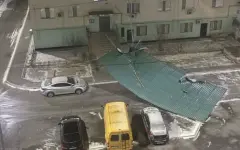 Атырау под ударом штормового ветра: повреждены крыши и фасады домов