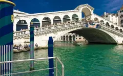 Угонщица лодки с рождественскими подарками врезалась в знаменитый мост Венеции