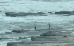 Кадры купания жителей Актау в бушующих волнах шокировали Сеть