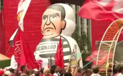 Протесты против сокращения срока Болсонару проходят в Бразилии