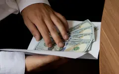 Названы знаки зодиака, которым неожиданно достанутся деньги к Новому году