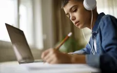 На дистанционное обучение переведены учащиеся начальных классов в Астане