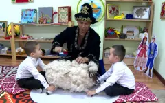 Малыши делают игрушки из шерсти