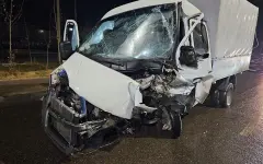 Покореженная ГАЗель, снесенная автовышка: ночная авария развернулась на трассе Алматы