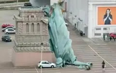 Гигантская копия статуи Свободы рухнула после сильного ветра в Бразилии