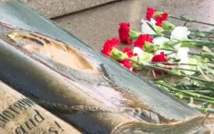 Цветы возложили к Монументу Независимости в Алматы