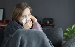 Почему на холоде постоянно течет из носа и нужно ли это лечить