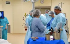 Робот с ИИ помогает карагандинским врачам делать операции