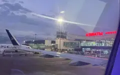 «Слава Богу приземлились»: новые подробности экстренной посадки самолета в Алматы