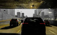 Обязать агрегаторов такси страховать пассажиров и водителей требует депутат